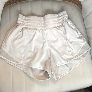 LULULEMON HOTTY HOT HR White 2.5” inseam!!